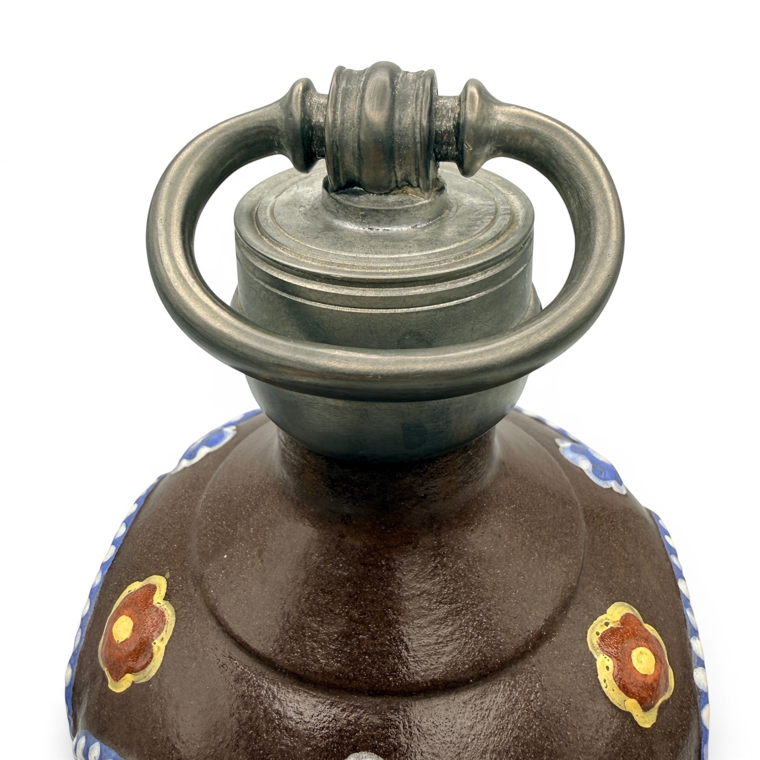 Showroom Ansbach handgefertigte Steinzeugflasche mit brauner Glasur, historischen Motiven und massivem Zinndeckel