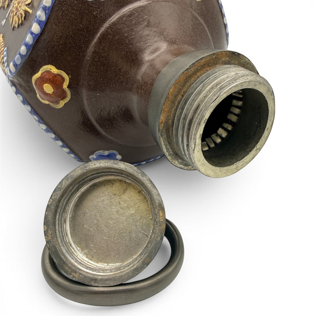 Showroom Ansbach handgefertigte Steinzeugflasche mit brauner Glasur, Reliefverzierungen und massivem Zinndeckel.