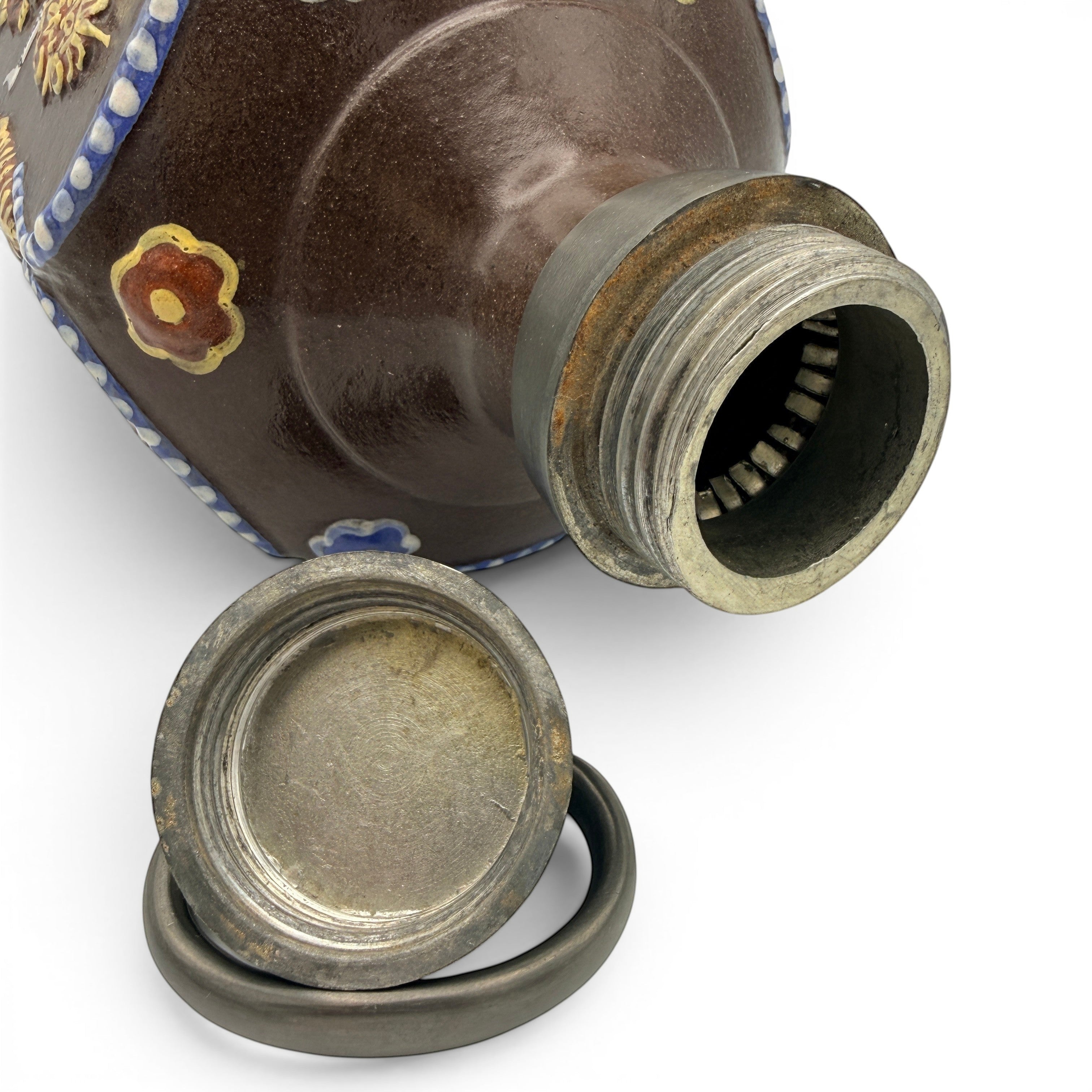 Showroom Ansbach handgefertigte Steinzeugflasche mit brauner Glasur, Reliefverzierungen und massivem Zinndeckel.