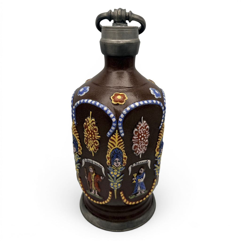 Showroom Ansbach handgefertigte Steinzeugflasche in Braun mit Zinnverschluss und historischen Relief-Motiven.