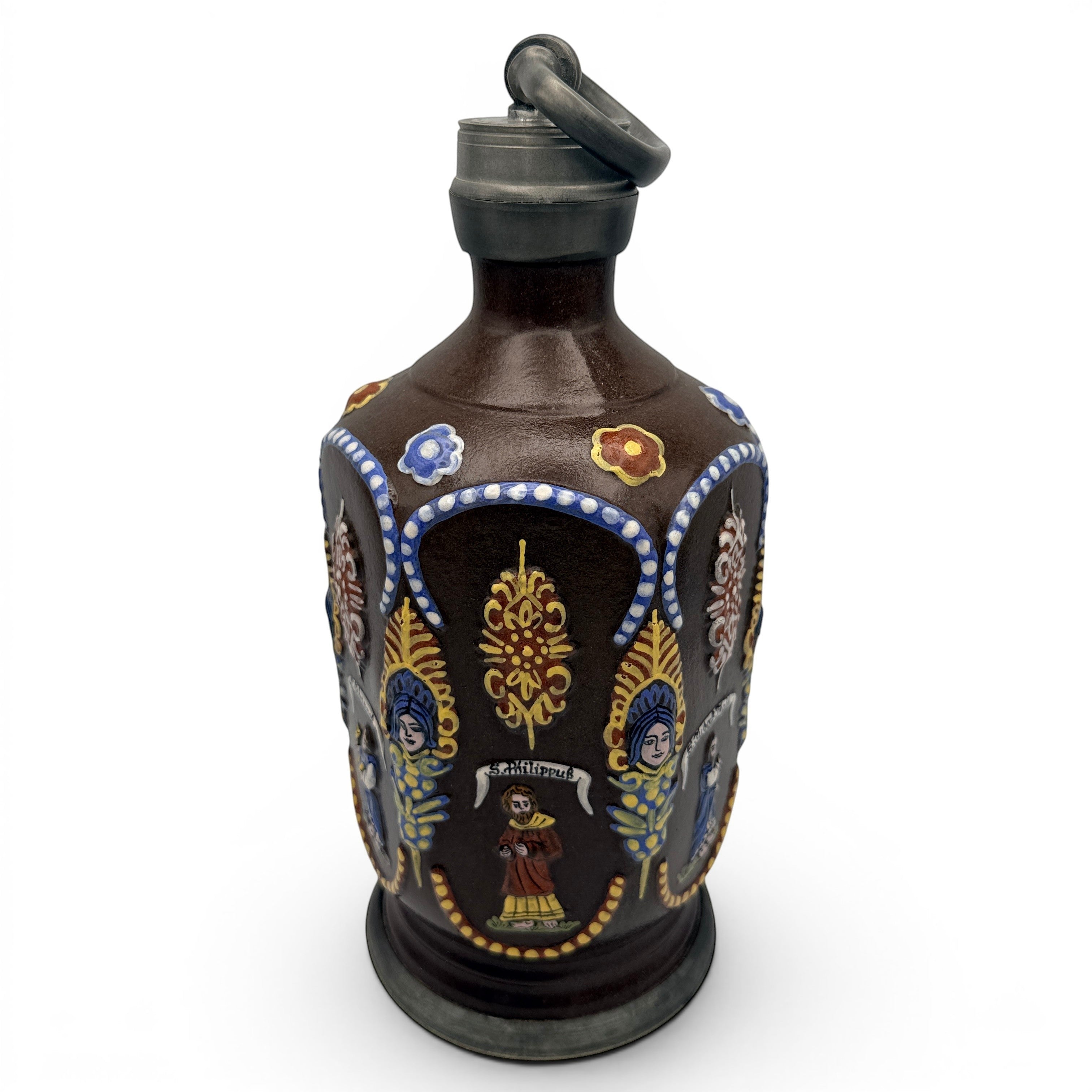 Showroom Ansbach handgefertigte Steinzeugflasche in Braun mit Zinnverschluss, Relief-Verzierungen und historischen Motiven