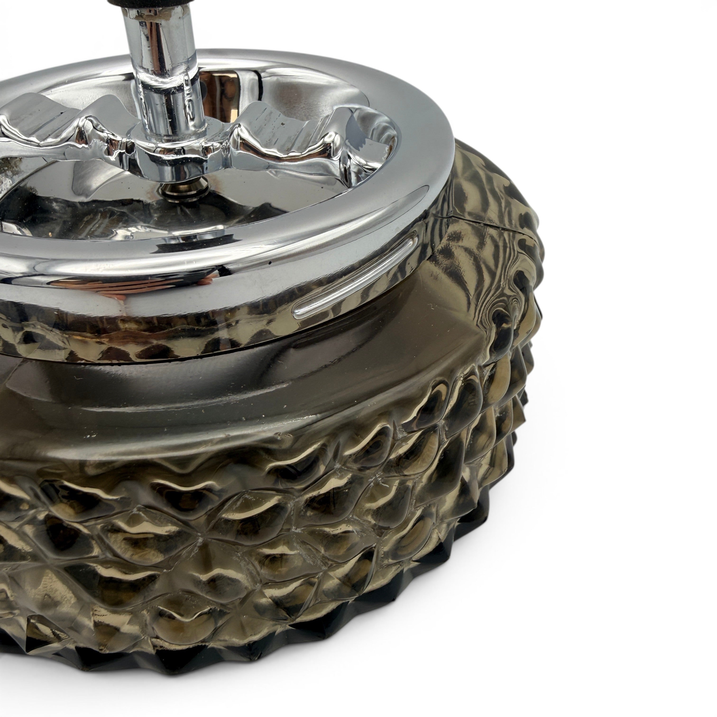 Showroom Ansbach Aschenbecher aus rauchgrauem Glas mit Drehmechanismus und glänzenden Chrom-Elementen im Vintage-Design.