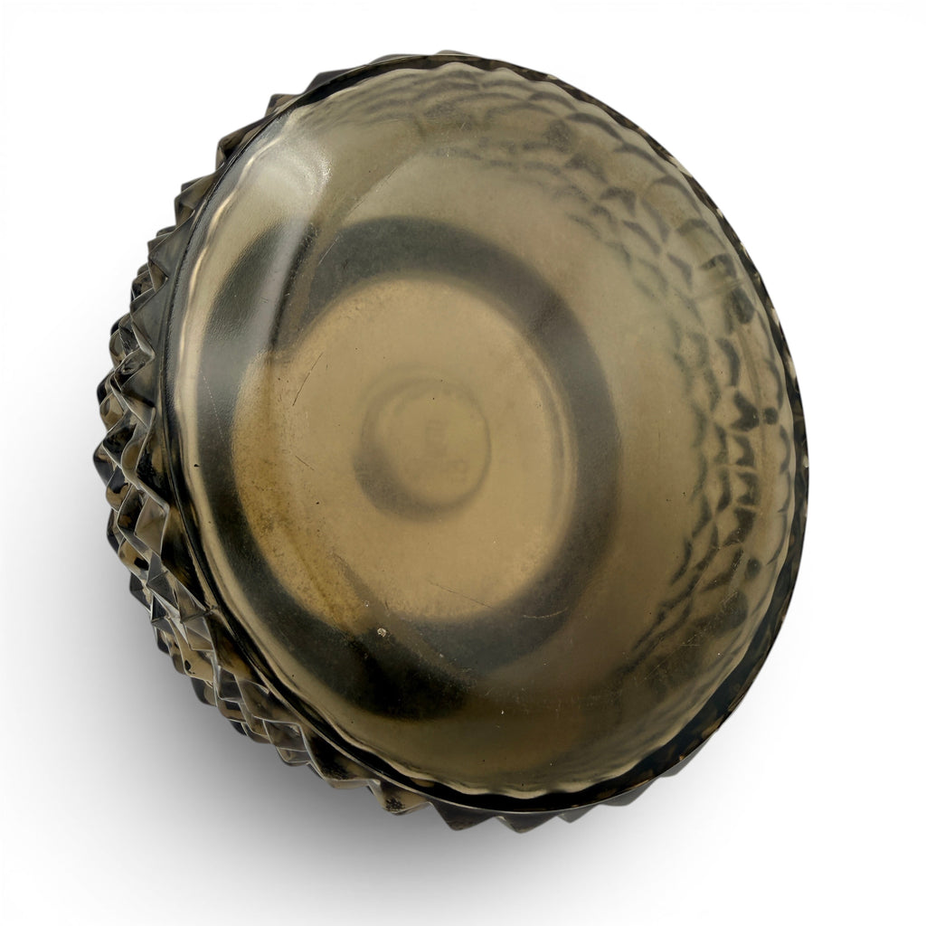 Showroom Ansbach Aschenbecher aus rauchgrauem Glas mit strukturierter Oberfläche und elegantem Vintage-Design.